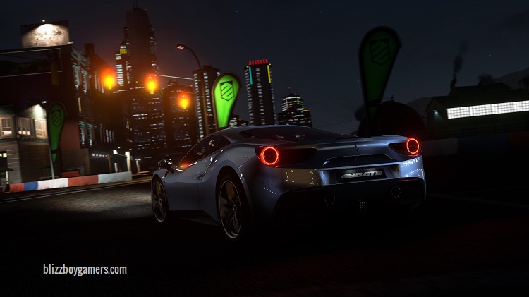 Gameplay de DRIVECLUB con un coche de carreras tomando una curva a alta velocidad en un circuito rodeado de paisajes y barreras de seguridad.